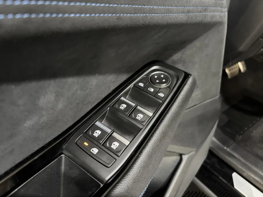 Renault Austral 200PK E-Tech Full Hybrid Esprit Alpine Automaat | 360 Camera | Elektrisch Verstelbare Stoelen | Apple CarPlay/Android Auto | Digital Cockpit | Climate Control | Stoelverwarming | Full LED | 20' Lichtmetalen Velgen |