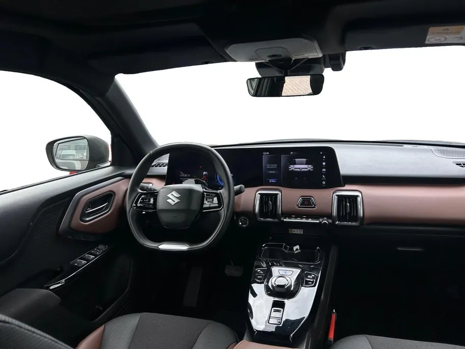 Suzuki e Vitara Style 61 kWh | Stuur/Stoel Verwarming | Dodehoekdetectie | 360 Camera | Elektrische stoelverstelling | Apple Carplay/Android Auto |
