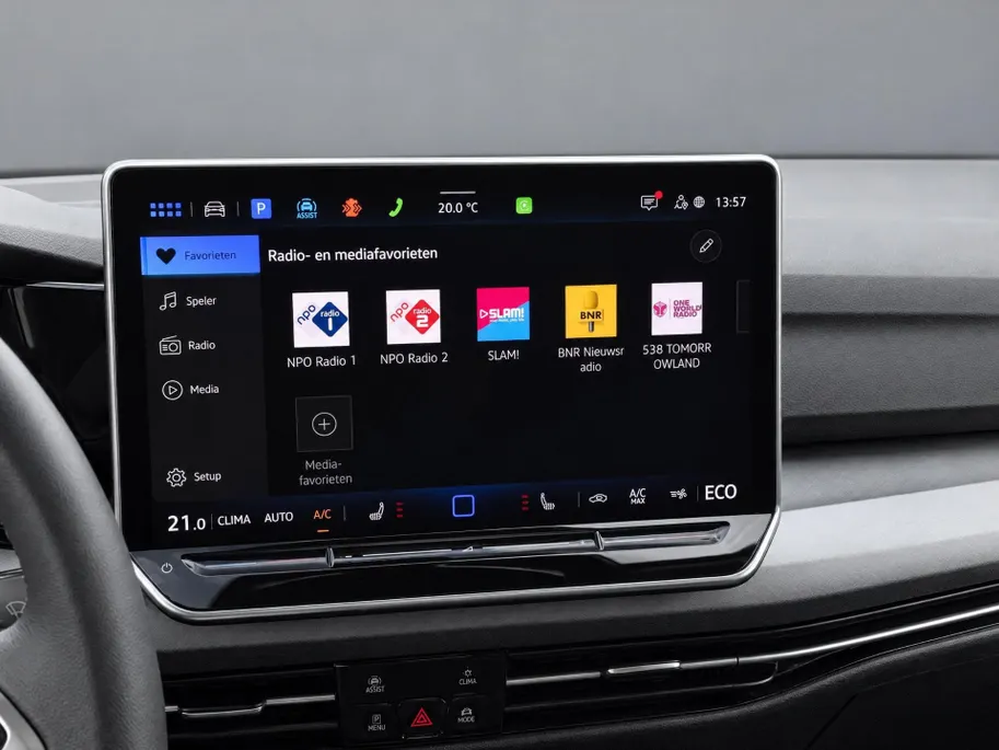 Volkswagen Golf 1.5 eHybrid Life Edition Panoramadak · Achteruitrijcamera · Draadloze telefoonlader · Stuur- & Stoelverwarming
