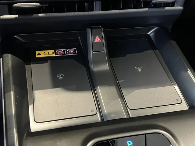 Subaru Solterra 4E-xperience 73.1 kWh | NIEUW MODEL!!! | 100% Elektrisch | Uit Voorraad Leverbaar | Panoramisch Dak | Dubbelen Draadloze Telefoonoplader | Nieuw Multimedia Systeem