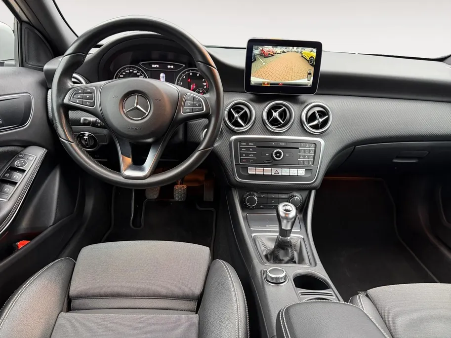 Mercedes-Benz A-Klasse 180 Business Solution | Zeer nette auto | Navigatie | Achteruitrijcamera | Parkeersensoren v + a | Comfort stoelen | Stoelverwarming | Bovag garantie | NAP