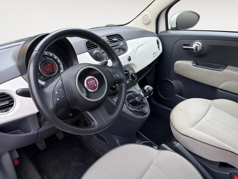 Fiat 500 1.2 Lounge airco , lm velgen , panoramadak , tel , usb , el ramen en spiegels .