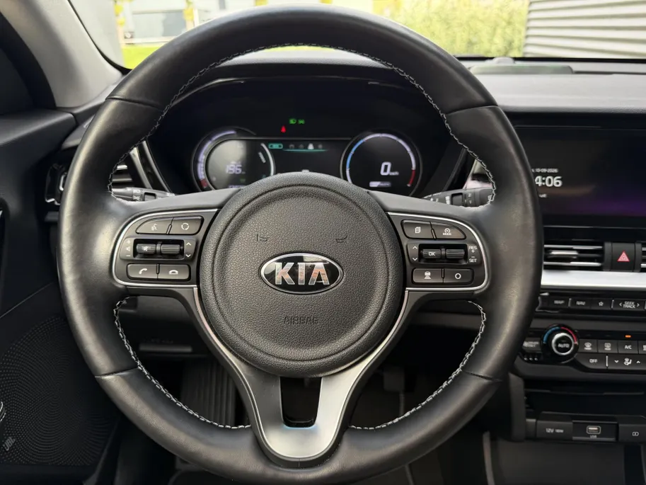 Kia e-Niro ExecutiveLine 64 kWh | Warmtepomp | Memory seats | Stoelverwarming- en ventilatie | JBL audio-installatie | Glazen schuif-/kanteldak | Dodehoekassistentie | Parkeersensoren voor- en achter | Apple/Android Carplay