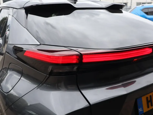 Toyota C-HR 2.0 PHEV 220 First Edition | Trekhaak | Stuur en stoelverwarming VERKOCHT