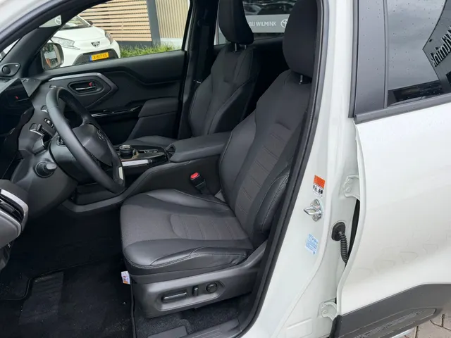 Toyota Urban Cruiser Executive 61 kWh | Pano | JBL | PDC v/a | Stoel/stuurverwarm. |