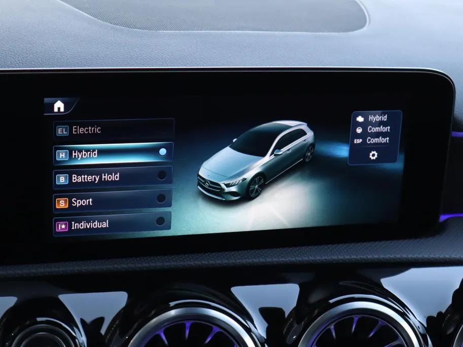 Mercedes-Benz A-Klasse 250 e Star Edition AMG Line | Panoramadak | Multispaak | LED | Burmester | Camera | LED | Automaat