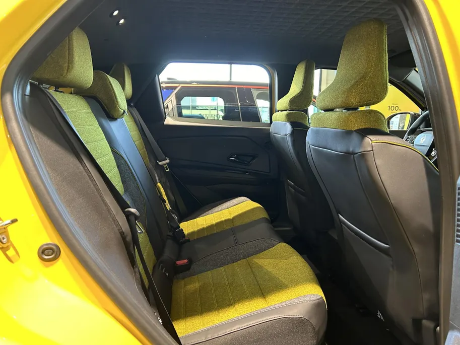 Renault 5 comfort range iconic cinq 52 kWh | NU met €1.800,- Zeeuw & Zeeuw voorraadkorting en met GRATIS 5 jaar fabrieksgarantie tot 160.000km | PACK SAFETY & ADVANCED DRIVING ASSIST | V2G ready | Auto van het Jaar 2025 | Te financieren tegen 2,9% rente |