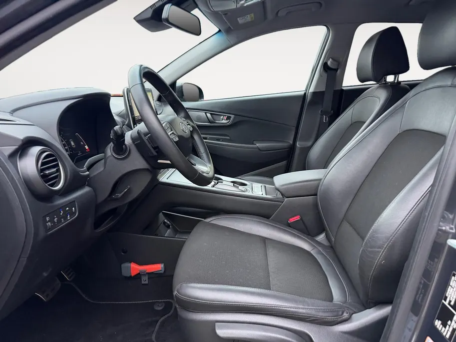 Hyundai Kona EV Fashion 64 kWh | Zeer nette auto | 100 % SOH | Stoelverwarming | Navigatie | Apple CarPlay & Android Auto | Achteruitrijcamera | Dealer onderhouden |