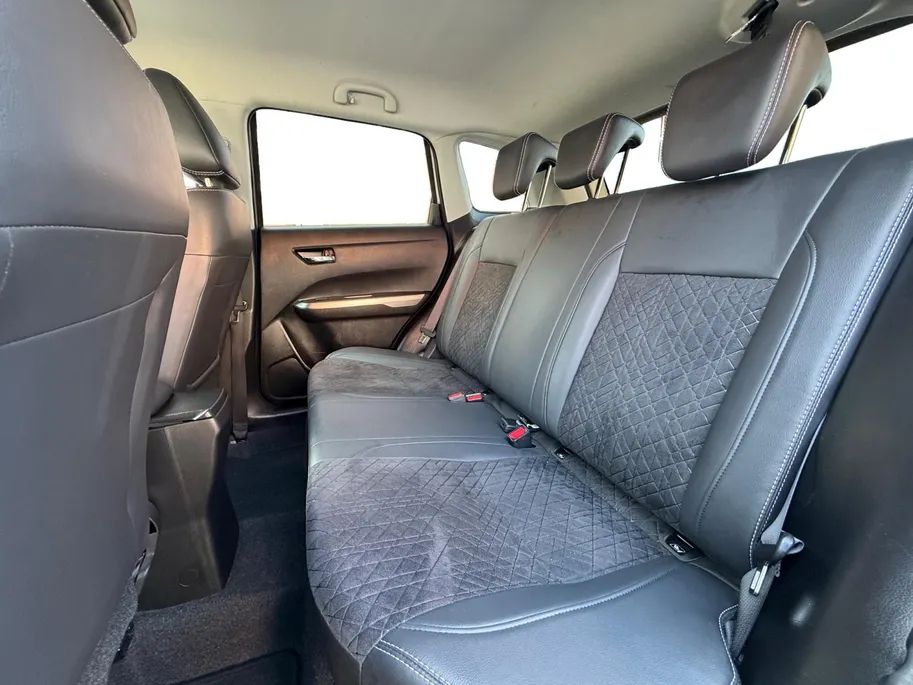 Suzuki Vitara 1.4 Boosterjet Comfort Smart Hybrid | Afneembare Trekhaak| Multimedia systeem| Climate Control| Keyless start| Parkeersensoren voor en achter| Stoel verwarming| Adaptieve cruise control