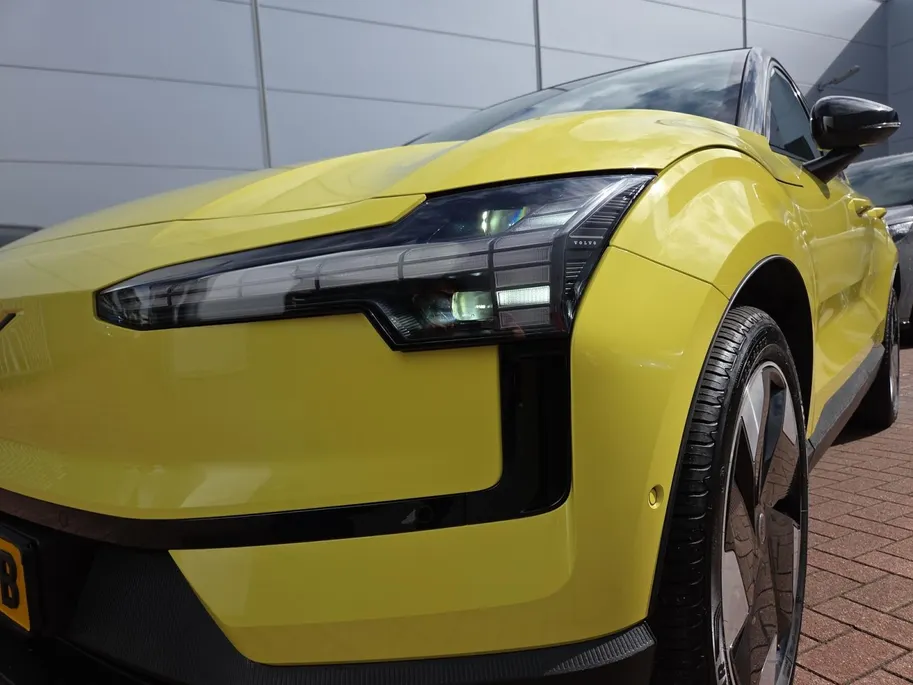Volvo EX30 Single Motor Extended Range Ultra 69 kWh | Zeer compleet | Panoramadak | Harman Kardon Audio | 360 graden camera | Stoel & stuurverwarming | Bovag garantie | NAP
