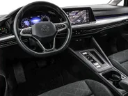Volkswagen Golf 1.0 eTSI 110pk DSG Life · Camera · Apple/Android Car Play · Sfeerverlichting · P-Sensoren · Navigatie · 16'' Inch · Garantie t/m 04-02-2028 of 100.000km  · EXTRA INRUILKORTING ·