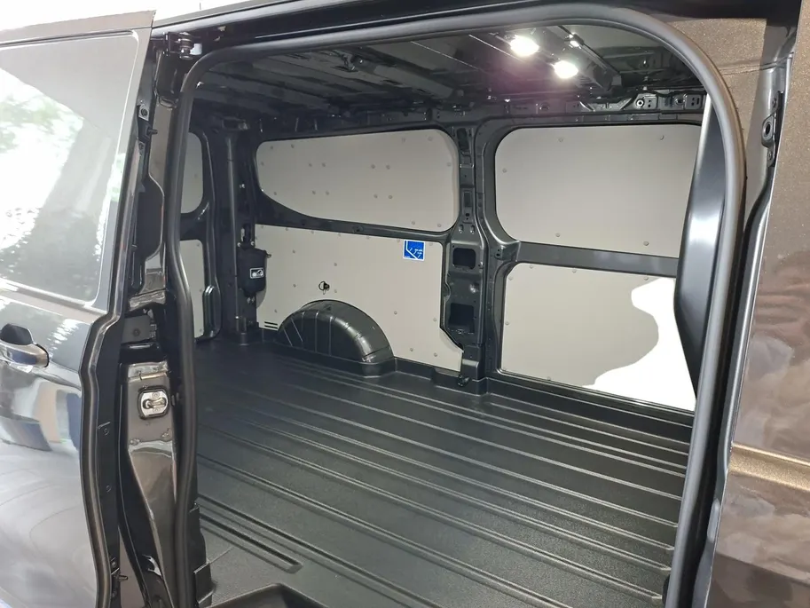 Ford E-Transit Custom 340 L2H1 Sport 71 kWh 218 pk | NIEUW TE BESTELLEN | 17' LM velgen | Laadruimtebescherming | Achteruitrijcamera | All weather banden | Trekhaak | Rijklaarprijs!