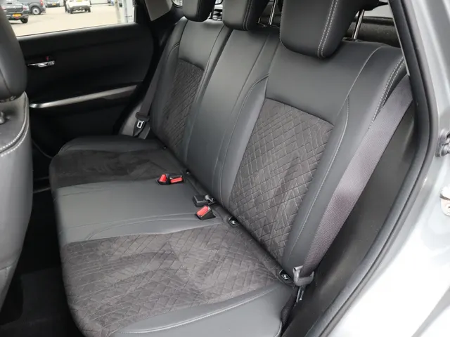 Suzuki Vitara 1.4 BoosterJet Hybrid Style Trekhaak | Adaptive Cruise | Two tone