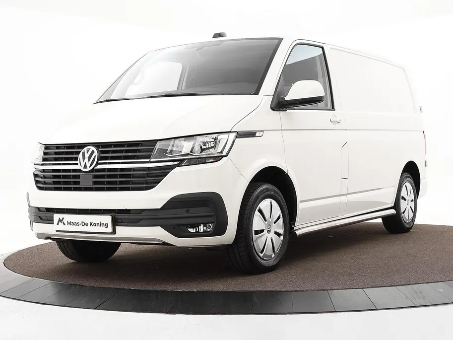 Volkswagen Bedrijfswagens Transporter 2.0 TDI L1H1 28 · Camera · Trekhaak · Apple/Android Car Play · Navigatie · Cruise Control · Vloerplaat · 16'' Inch · Garantie t/m 01-04-2028 of 100.000km