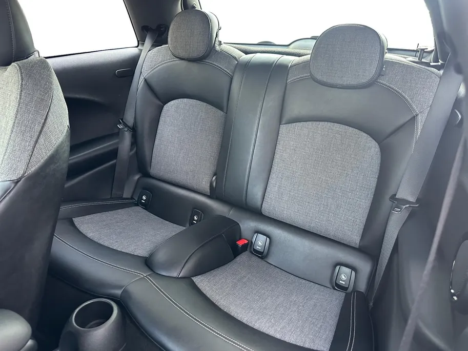 MINI 3-Deurs 1.5 Cooper | Automaat | John Cooper Works | Navigatie | Parkeersensoren | Stoelverwarming | Cruise & Climate Control | Dealer Onderhouden | 12 Maanden BOVAG Garantie