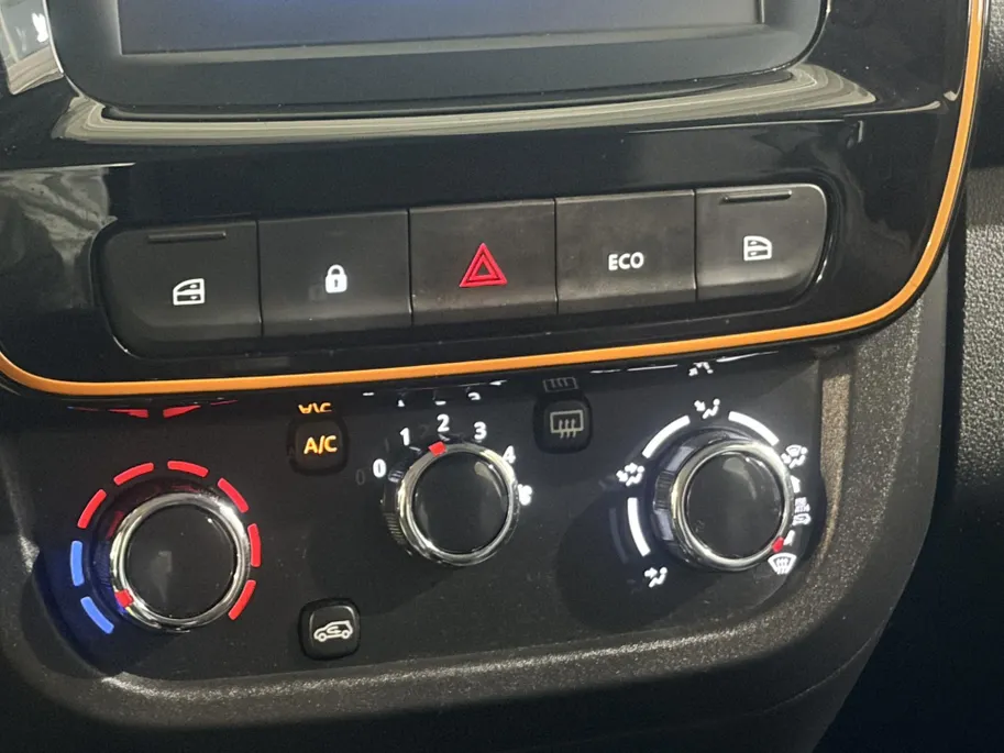 Dacia Spring Comfort Plus 27 kWh Automaat | 1e eigenaar | Navi | Bluetooth | Apple CarPlay/Android Auto | Lichtmetalen Velgen | Parkeersensoren | Airco | Elektrische Ramen |