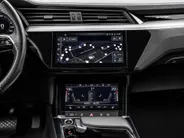 Audi e-tron 55 quattro 95 kWh 408pk S Edition · SOH 96,8% · Camera · Luchtvering · Afneembare Trekhaak · Head-Up Display · Elek. Achterklep · Stoelverwarming · 20'Velgen ·