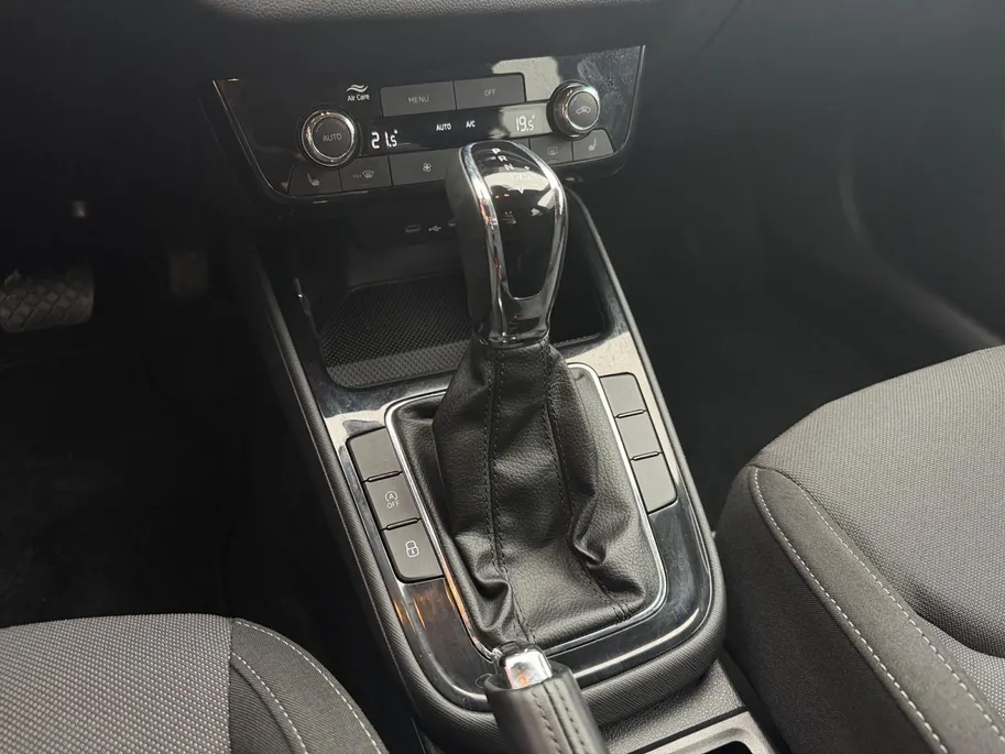 Škoda Fabia 1.0 TSI Selection 116PK AUTOMAAT | Lichtmetalen velgen| Parkeer sensoren| Climate Control| Stuur verwarming| Stoel verwarming| Apple Carplay & Android Auto