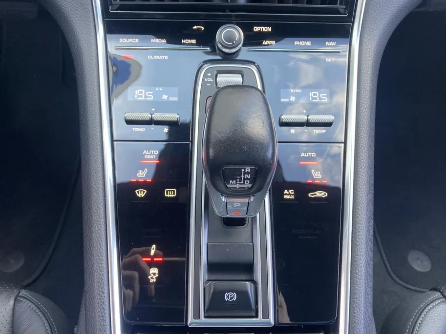 Porsche Panamera Sport Turismo 4 - 3.0 331 pk Sport Chrono - Panoramadak - Stoelverwarming  - Luchtvering - 21 inch lichtmetalen velgen