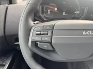 Kia EV2 Plus 61 kWh 3.000,- Inruilkorting | Privacy Glass | 18' lichtmetalen velgen | Warmtewerend glas rondom | Draadloze oplader voor smartphone