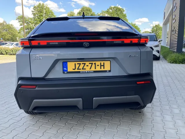 Toyota C-HR+ First Edition 77 kWh | Bi-Tone | 20'| Stoel&Stuurverw | Camera