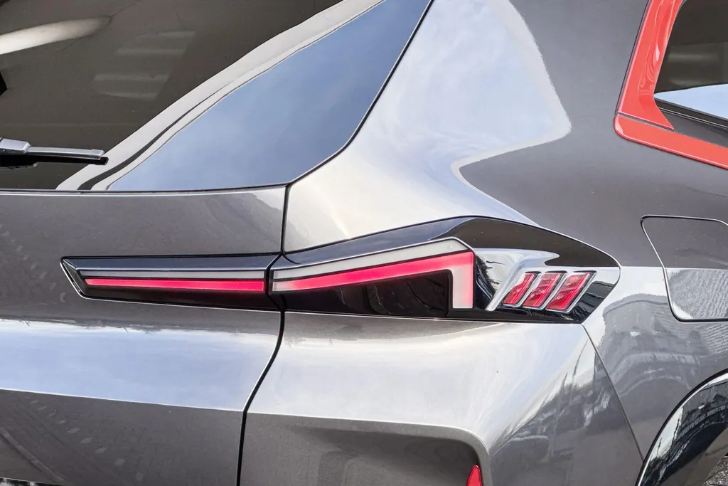 BMW XM PHEV Label Red 30 kWh