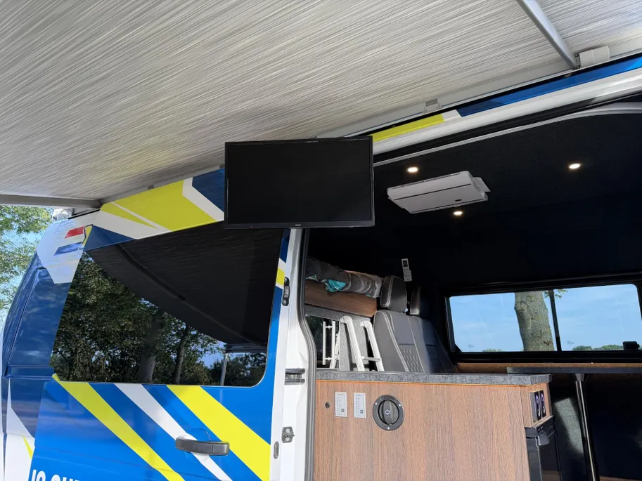Renault Master T35 2.3 dCi 135 L3H2 Work Edition | Camper Edition | Motorsport Edition | Thule Omnistor Luifel | Airco in Leefruimte | TV | Koelkast | Magnetron | Volledig Bed | 2 Lederen Stoelen | DAB | LED Verlichting Leefruimte |