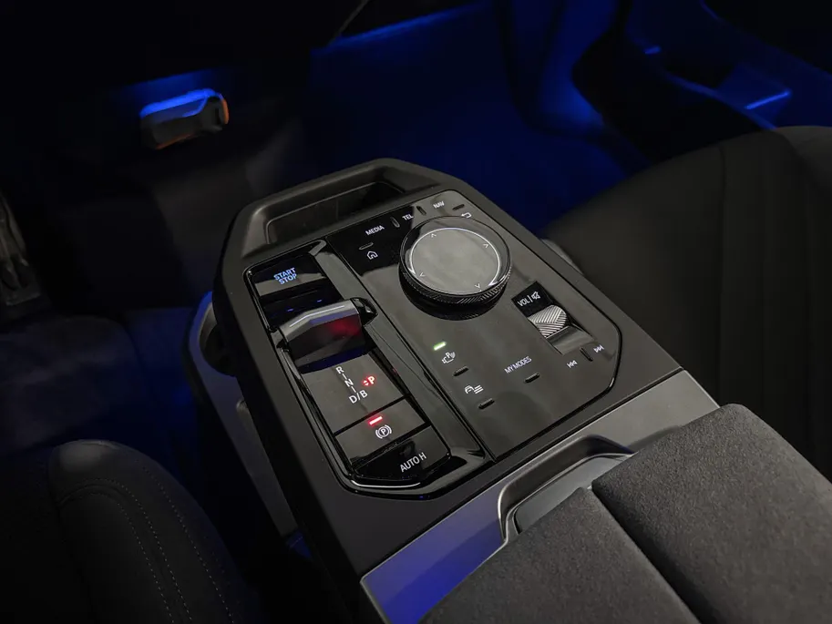 BMW iX xDrive45 101 kWh