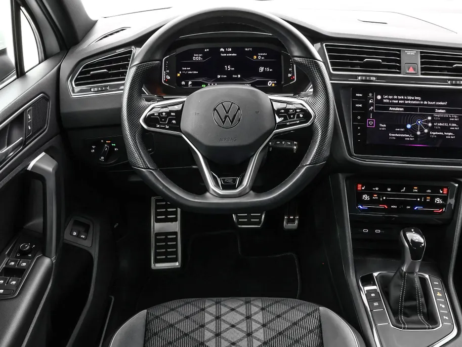 Volkswagen Tiguan 1.4 TSI eHybrid 245pk DSG R-Line Business · Camera · Inklap. Trekhaak · Dodehoeksensor · Parkeer Assistent · Stuur- & Stoelverwarming · 19'Velgen ·