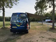 Renault Master T35 2.3 dCi 135 L3H2 Work Edition | Camper Edition | Motorsport Edition | Thule Omnistor Luifel | Airco in Leefruimte | TV | Koelkast | Magnetron | Volledig Bed | 2 Lederen Stoelen | DAB | LED Verlichting Leefruimte |