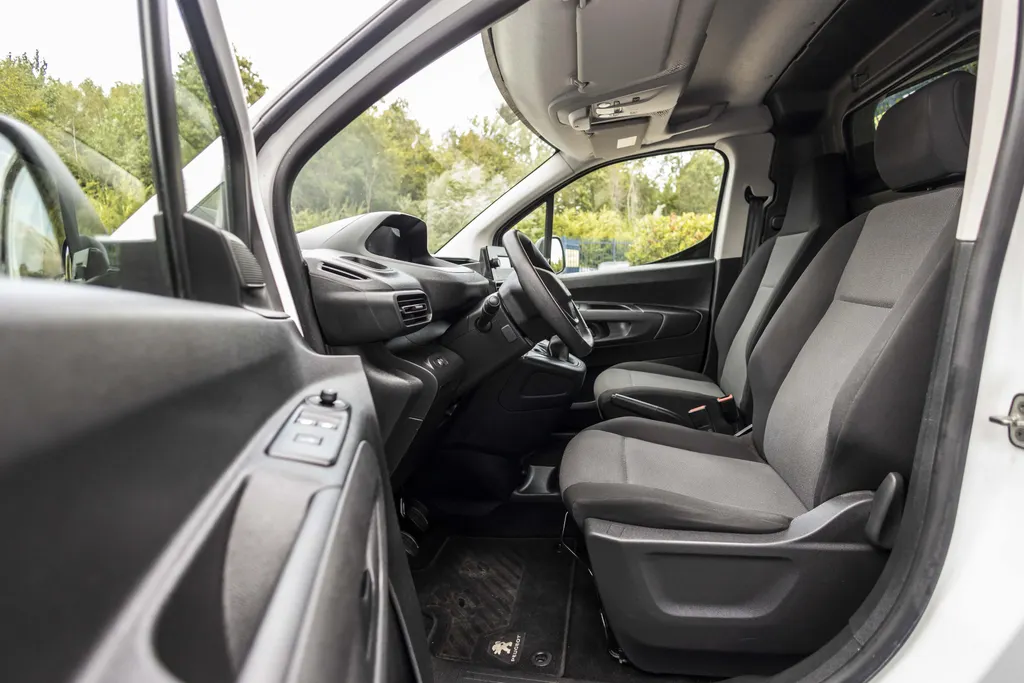Peugeot Partner 1.5 BlueHDI Pro Long EX.BTW | Inclusief Imperial met ladderrol | All Season banden |