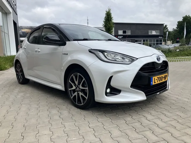 Toyota Yaris 1.5 Hybride Selection | Bi-Tone | Apple Car-play | Stoelverw