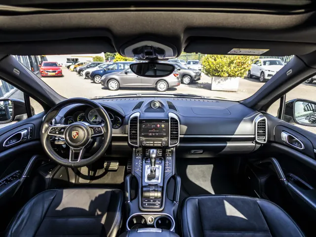 Porsche Cayenne 3.0 S E-Hybrid Platinum Edition NL Auto!