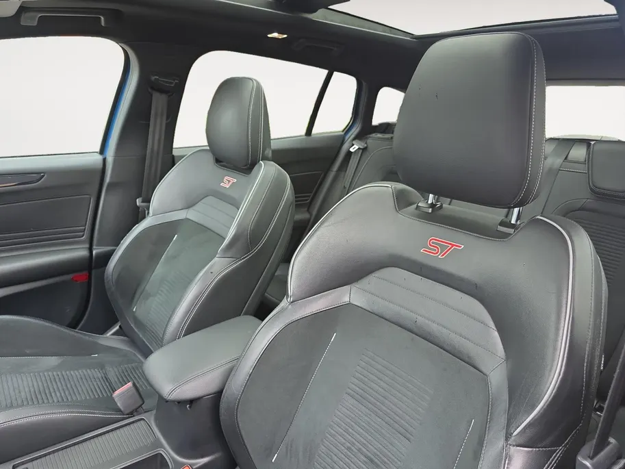 Ford Focus Wagon 2.3 EcoBoost ST-3 | Performance Pack | Panoramadak | Trekhaak | Winter Pack | Achteruitrijcamera | Adapt. Cruise Control | 12 maanden garantie! |