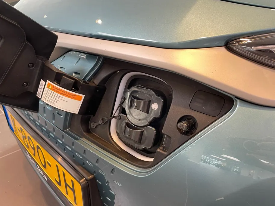 Hyundai Kona EV Fashion 64 kWh 204PK | Warmtepomp | Navigatie | Apple Carplay & Android Auto | 100% SOH | Adaptive cruise control | Climate control | Head-up display | Parkeersensoren achter |