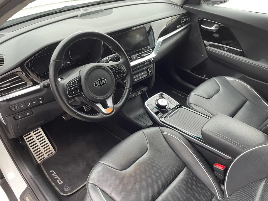 Kia e-Niro ExecutiveLine 64 kWh | SOH 100% | Warmtepomp | Navigatie | Adaptive cruise control | Climate control | Apple Carplay & Android Auto | Achteruitrijcamera | Stoel- stuurverwarming |