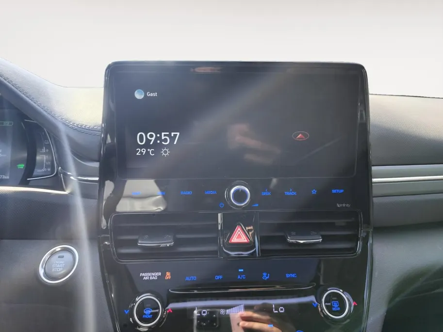 Hyundai IONIQ 1.6 GDi PHEV Premium | schuif/kanteldak | Zeer zuinig | Vol opties | NU Rijklaarprijs! Incl.12 Maanden, APK, Onderhoudsbeurt etc! Premiumpakket gratis!