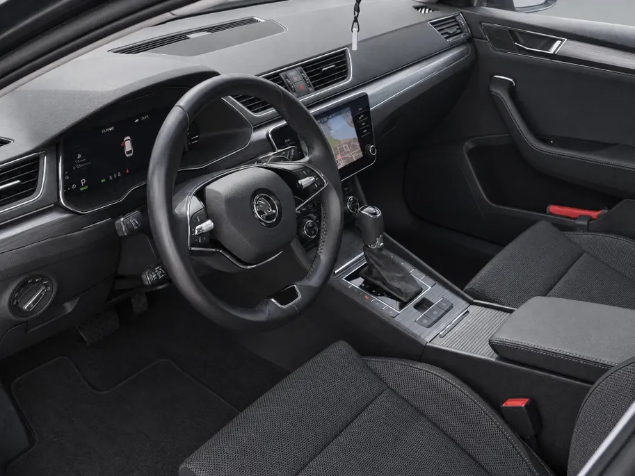 Škoda Superb Combi 1.4 TSI iV 218pk DSG Business Edition Plus · Camera · Inklap. Trekhaak · Stoelverwarming · Keyless · ACC · Apple/Android Car Play · Garantie t/m 17-06-2028 of 100.000km