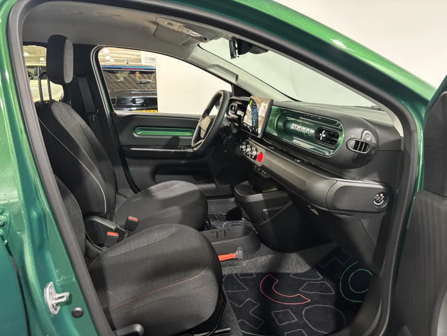Renault Twingo Urban Range Techno 27.5 kWh Automaat | Demo - Beschikbaar per 01-10-2026 | Armsteun | Camera | Parkeersensoren | Climate Control | Full LED | Adaptive Cruise Control | Navigatie | 18' Lichtmetalen Velgen |
