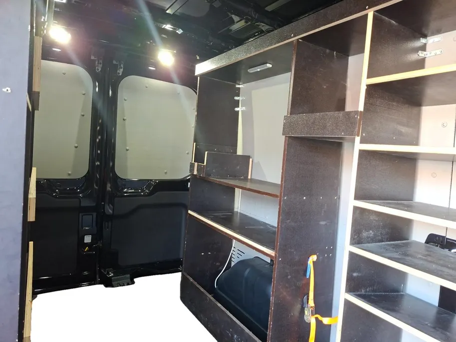 Ford Transit 350 2.0 TDCI L3H2 Trail 165 pk handgeschakeld | BPM VRIJ | Adaptive Cruise control | Navigatiesysteem | Raptor Gril | Zwarte treeplanken | LM velgen gloss black | Houten kasten links en rechts | Dakdragers met laddersysteem