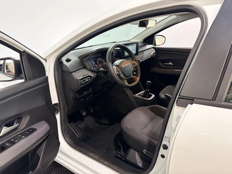 Dacia Sandero 100PK TCe ECO-G Expression | 1e eigenaar | Airco | Parkeersensoren | Camera | Apple CarPlay/Android Auto | Elektrische Ramen & Spiegels | Licht & Regen Sensor | Full LED |