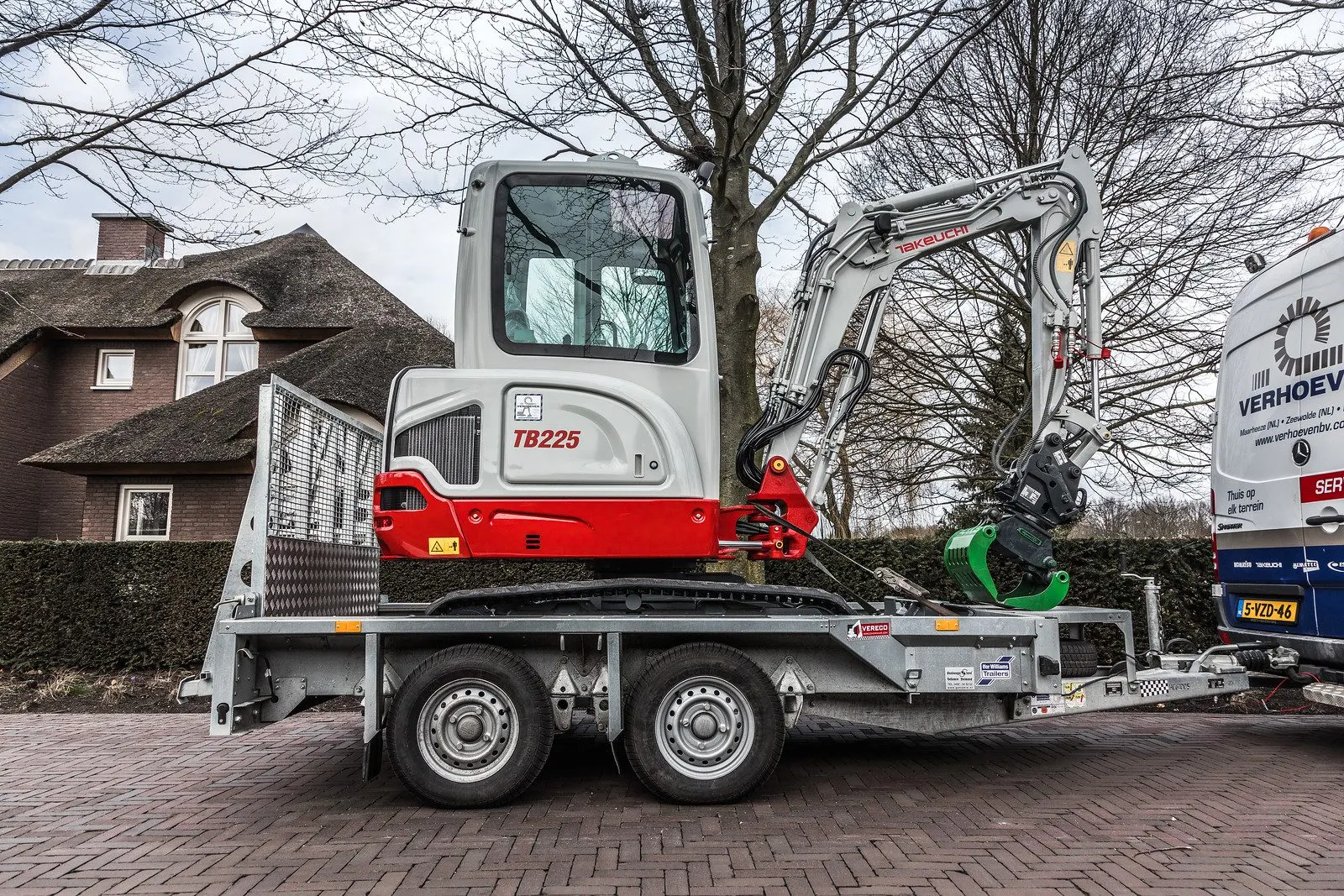 De Takeuchi TB225 op een aanhangwagen