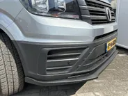 Volkswagen Bedrijfswagens Crafter Bedrijfswagens 35 Trendline 2.0 TDI 140pk L3H3 · 18' LM velgen · Trekhaak · Sidebars · Achterdeurspoiler · Voorspoiler · Camera · Apple/Android Car Play · Navigatie