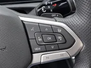 Volkswagen T-Roc 1.5eTsi/150PK R-Line · Trekhaak · Camera · Navigatie · Apple/Android Car Play · Keyless · Stoelverwarming · Garantie t/m 23-03-2028