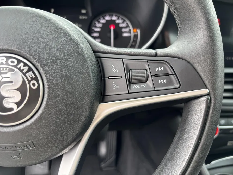 Alfa Romeo Giulia 2.0T B-Tech | 200PK | 19 INCH | AD.CRUISE | CAMERA | STOEL & STUURVERWARMING | CARPLAY |