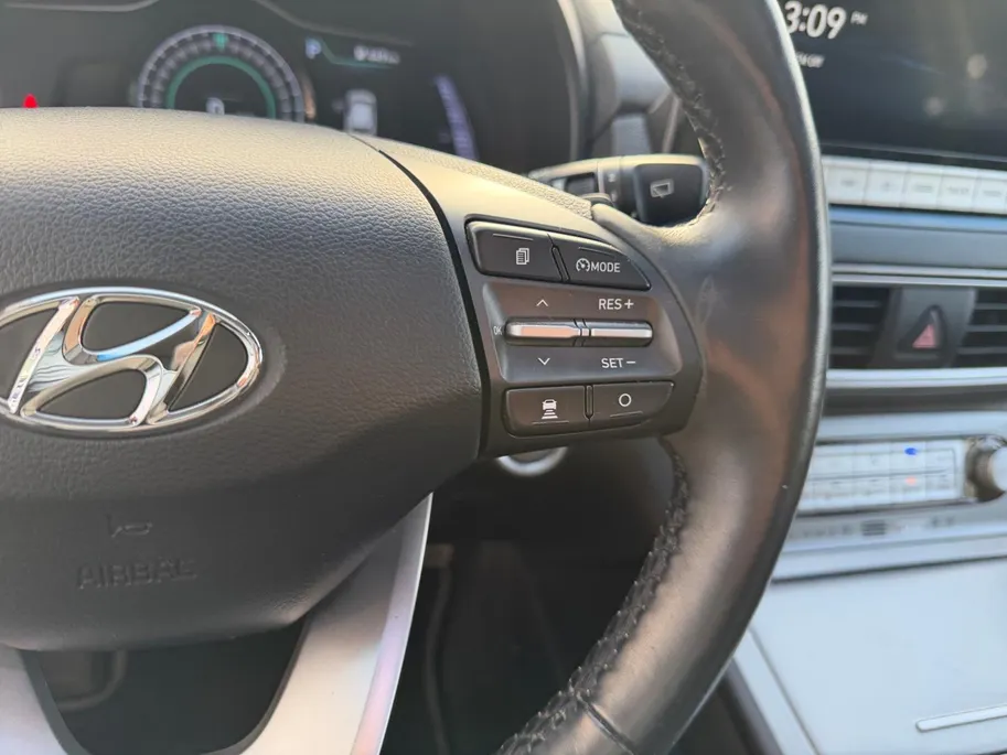 Hyundai Kona EV Limited Sky 64 kWh | Zeer compleet | 99% SOH | Open dak | Lederen bekleding | Trekhaak | Stoel verwarming & koeling | Stuurverwarming |