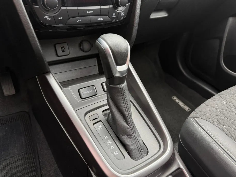 Suzuki Vitara 1.5 Hybrid Style 116PK AUTOMAAT | Parkeer sensoren| Metallic lak| 4 seizoen banden| Camera| Schuif en kanteldak| Navigatie| Stoel verwarming| Adaptieve cruise control