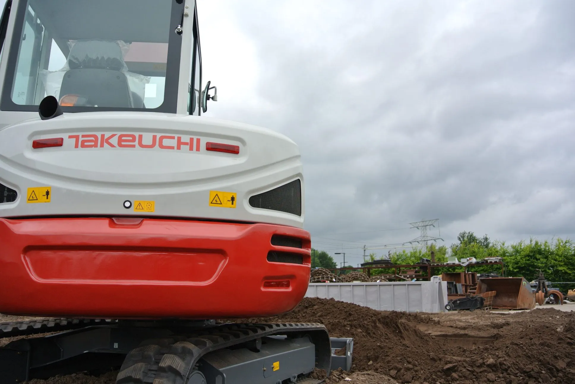 Arrière de la pelle Takeuchi TB240