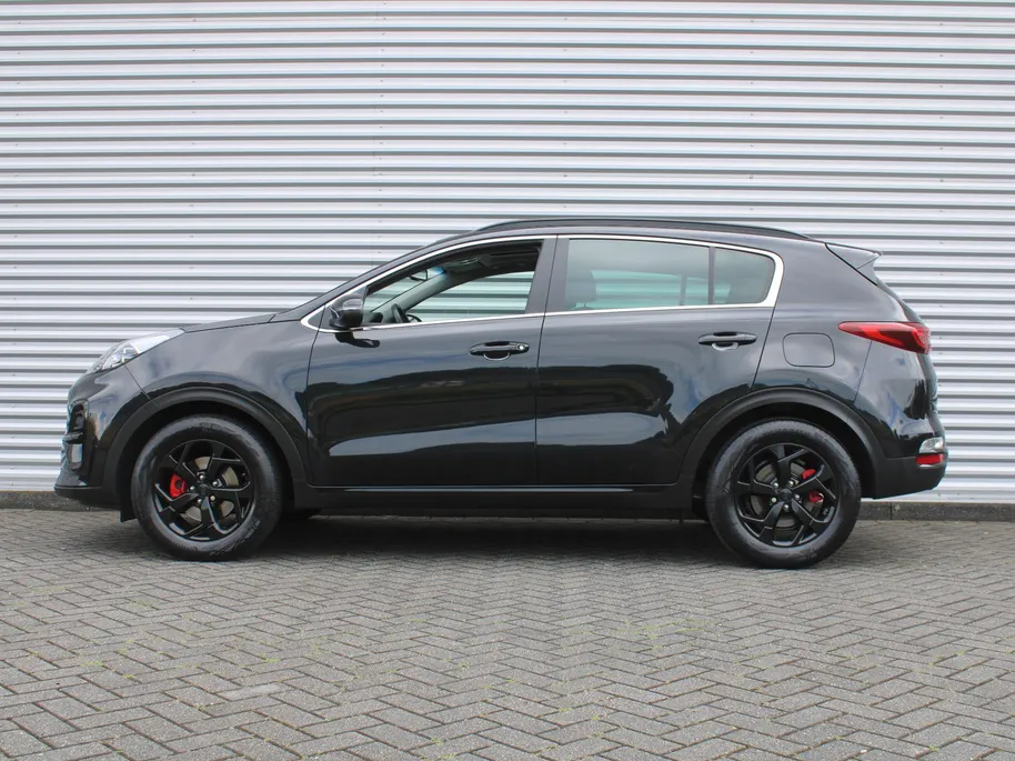 Kia Sportage 1.6 T-GDI Black Edition | Stuur-/stoelverwarming v+a | Schuifdak | Leer | Camera | Elek. achterklep | Cruise | PDC | Navi | 17' LM | Zeer nette auto! |