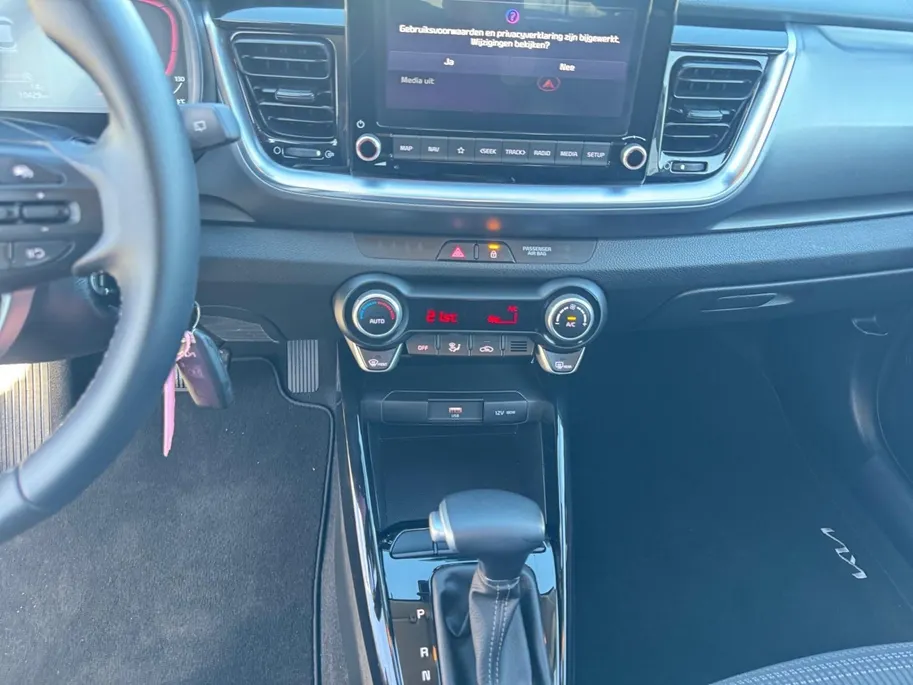 Kia Stonic DynamicLine Automaat | Navi | Clima | Camera | Cruise Control | LM Velgen | Apple Carplay | Android Auto